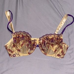 Beautiful lingerie piece from Victoria secret 💜💛